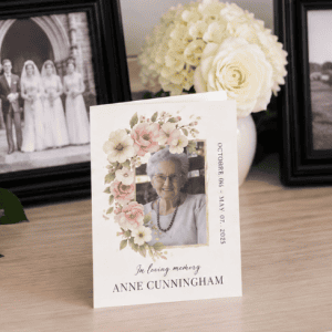 Tarjeta conmemorativa de Anne Cunningham con un diseño floral y una foto.