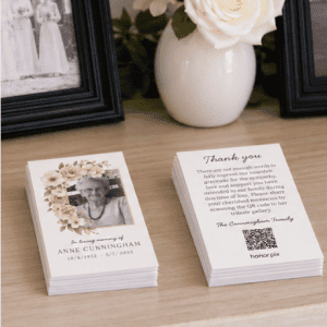 Compartir fotos conmemorativas y tarjetas de homenaje a Anne Cunningham en un funeral.