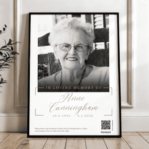 Cartel conmemorativo de Anne Cunningham con código QR y mensaje de homenaje.
